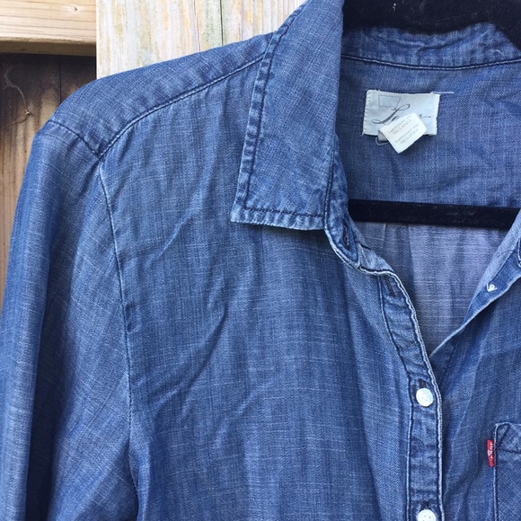 Woman’s Levi’s button up shirt - Picture 4 of 5